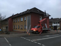 Dachrinnen montieren mit Hubsteiger