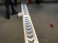 Nachleuchtende Markierung Parkhaus Schiene