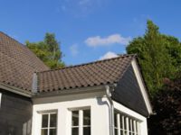 Steildacheindeckung mit Hohlfalzziegeln in braun-bunt